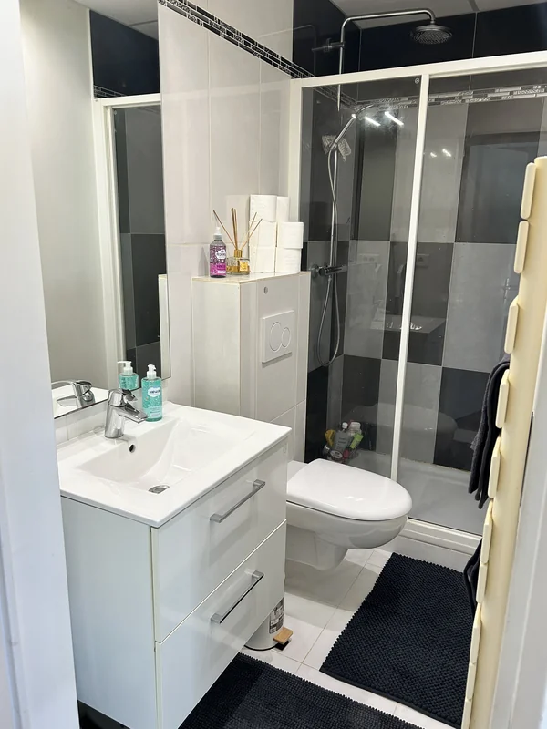 Salle de bain vue d'ensemble avec douche à l'italienne