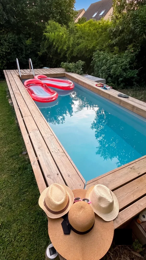 Piscine avec bouée gonflable rouge et chapeaux de paille dans le jardin de Sarcelles